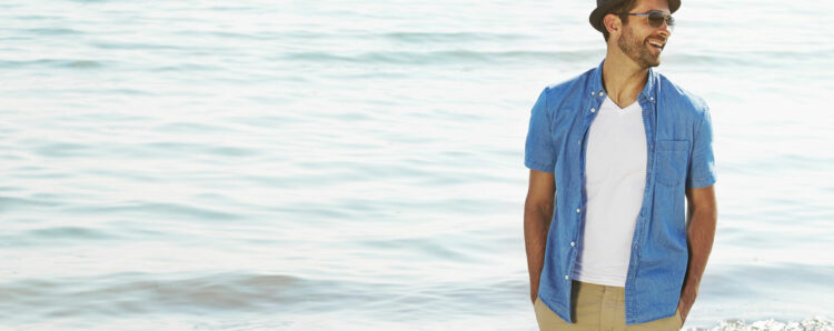 Man in casual dress on beach | Best fabrics for summer holidays | The Sharp Gentleman