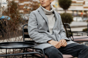 Man sitting in turtleneck sweater and jacket - summer to fall « The Sharp Gentleman